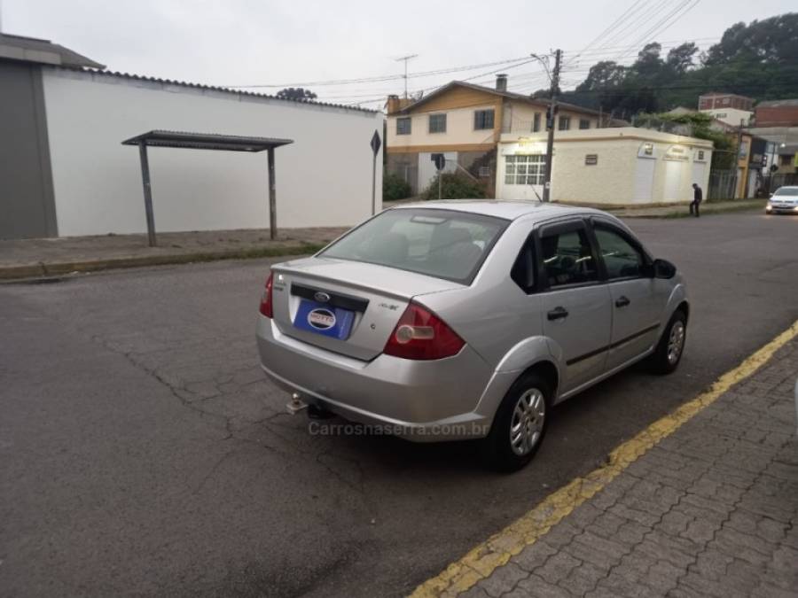FORD - FIESTA - 2007/2008 - Prata - R$ 23.000,00