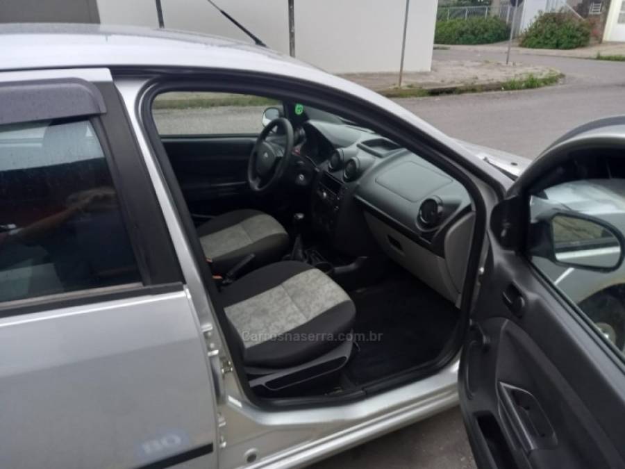 FORD - FIESTA - 2007/2008 - Prata - R$ 23.000,00