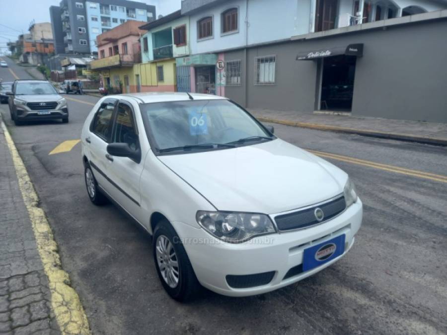 FIAT - PALIO - 2005/2006 - Branca - R$ 26.000,00