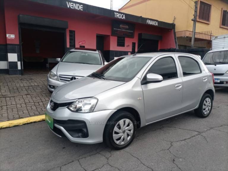TOYOTA - ETIOS - 2017/2018 - Prata - R$ 53.900,00