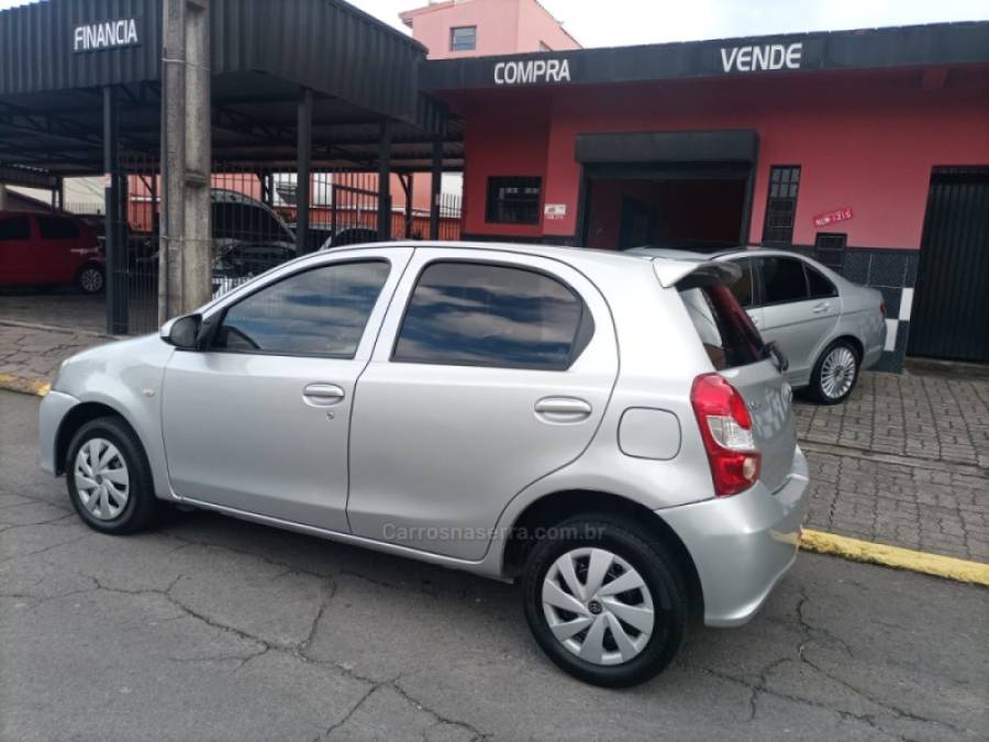 TOYOTA - ETIOS - 2017/2018 - Prata - R$ 53.900,00