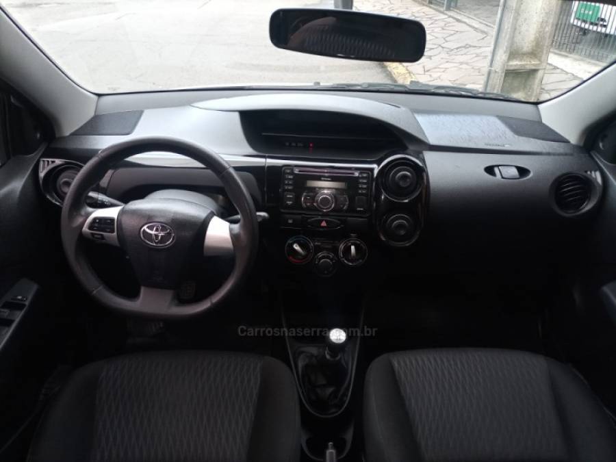 TOYOTA - ETIOS - 2017/2018 - Prata - R$ 53.900,00