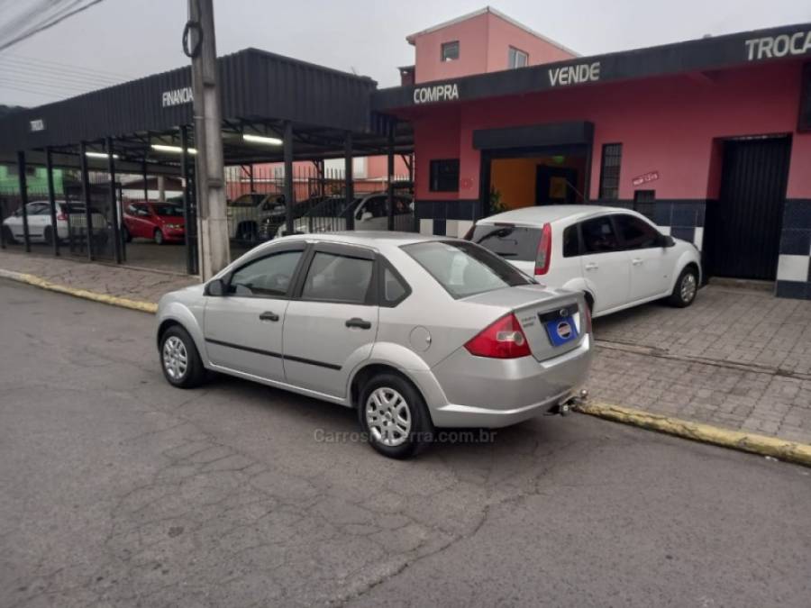 FORD - FIESTA - 2007/2008 - Prata - R$ 23.000,00
