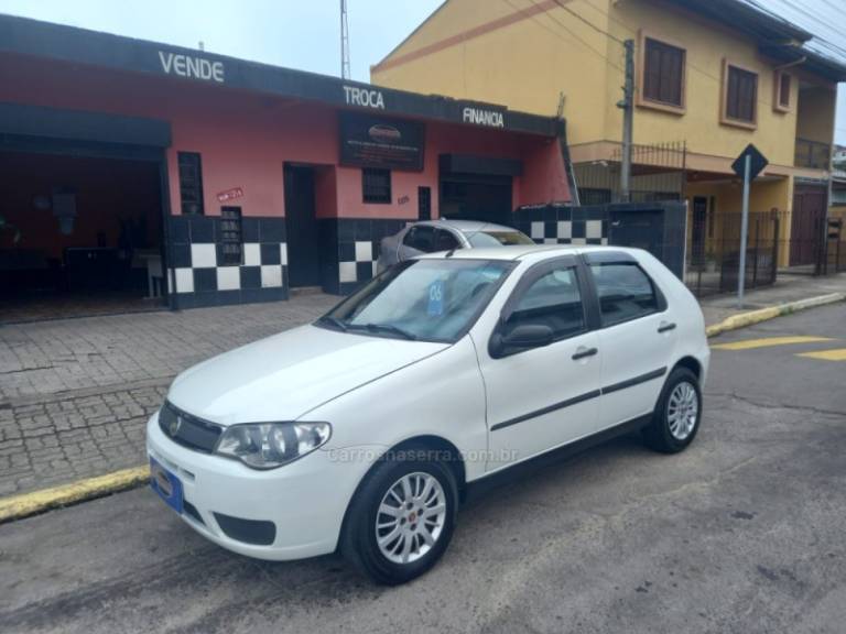 FIAT - PALIO - 2005/2006 - Branca - R$ 26.000,00