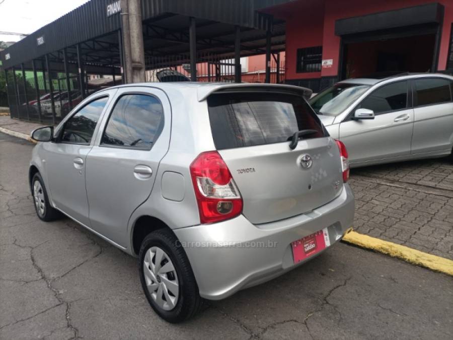 TOYOTA - ETIOS - 2017/2018 - Prata - R$ 50.900,00