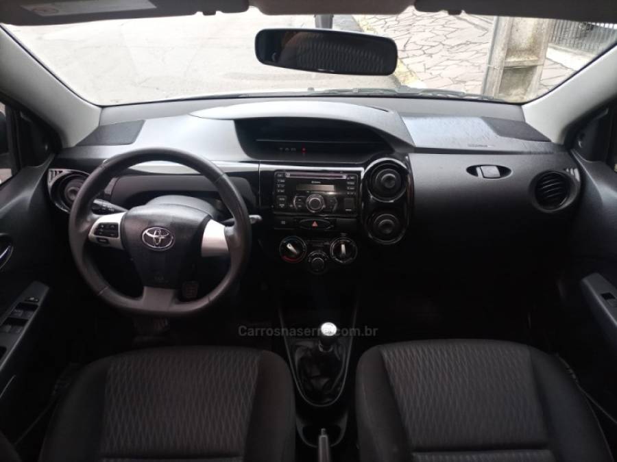TOYOTA - ETIOS - 2017/2018 - Prata - R$ 53.900,00