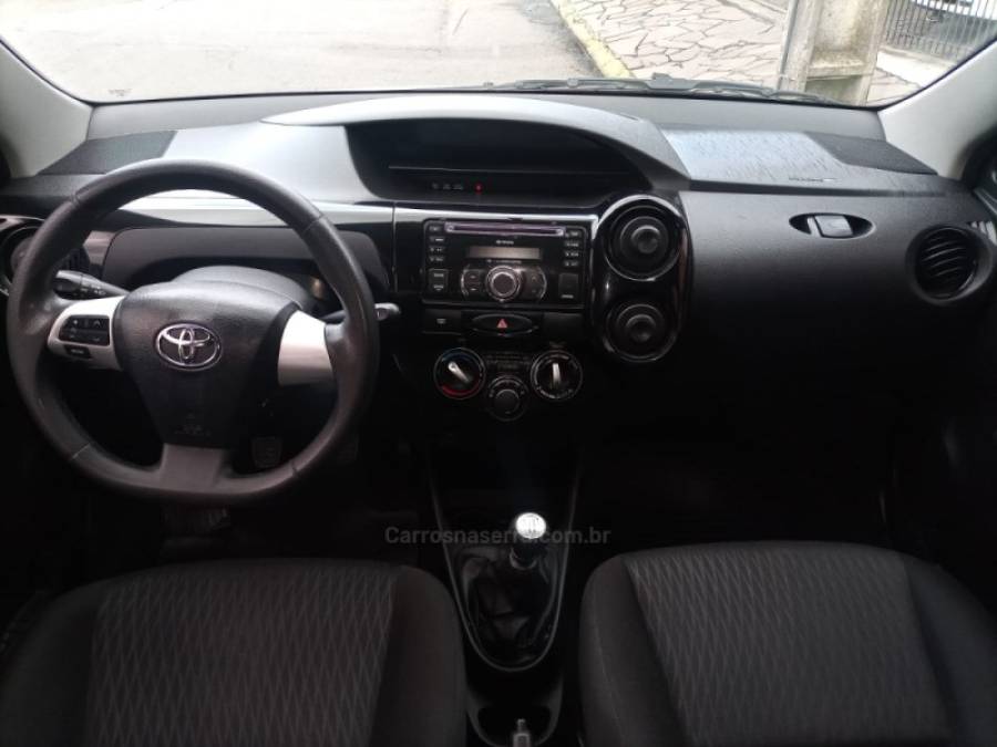 TOYOTA - ETIOS - 2017/2018 - Prata - R$ 53.900,00