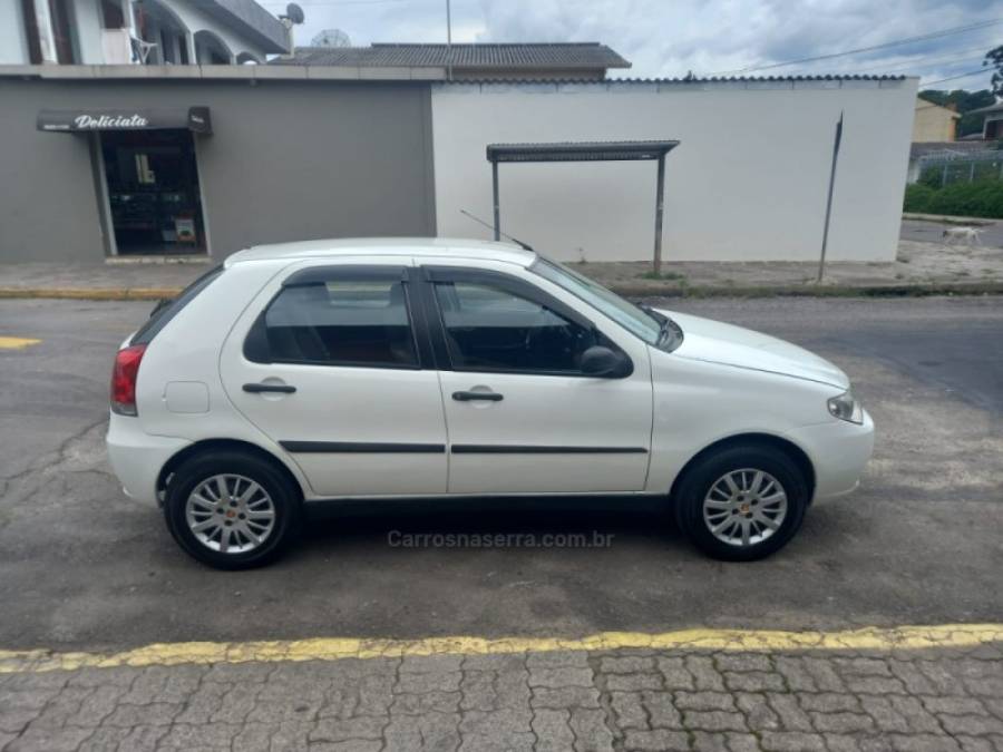 FIAT - PALIO - 2005/2006 - Branca - R$ 26.000,00