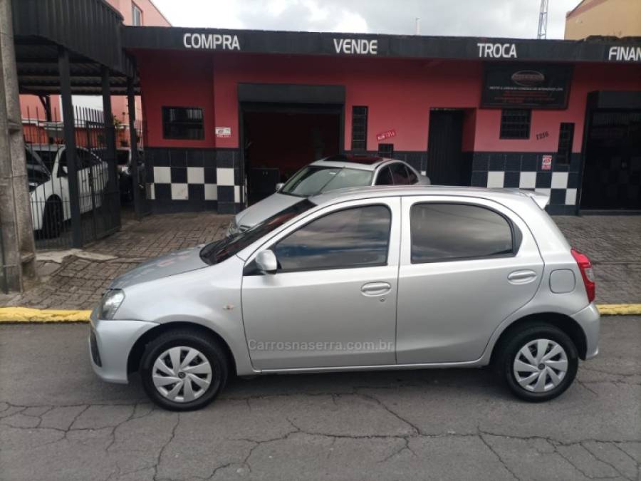 TOYOTA - ETIOS - 2017/2018 - Prata - R$ 53.900,00