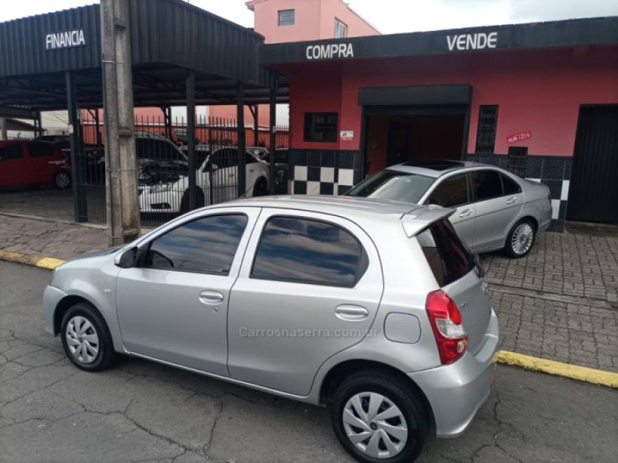 TOYOTA - ETIOS - 2017/2018 - Prata - R$ 53.900,00