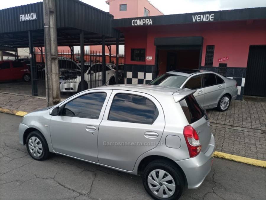 TOYOTA - ETIOS - 2017/2018 - Prata - R$ 50.900,00