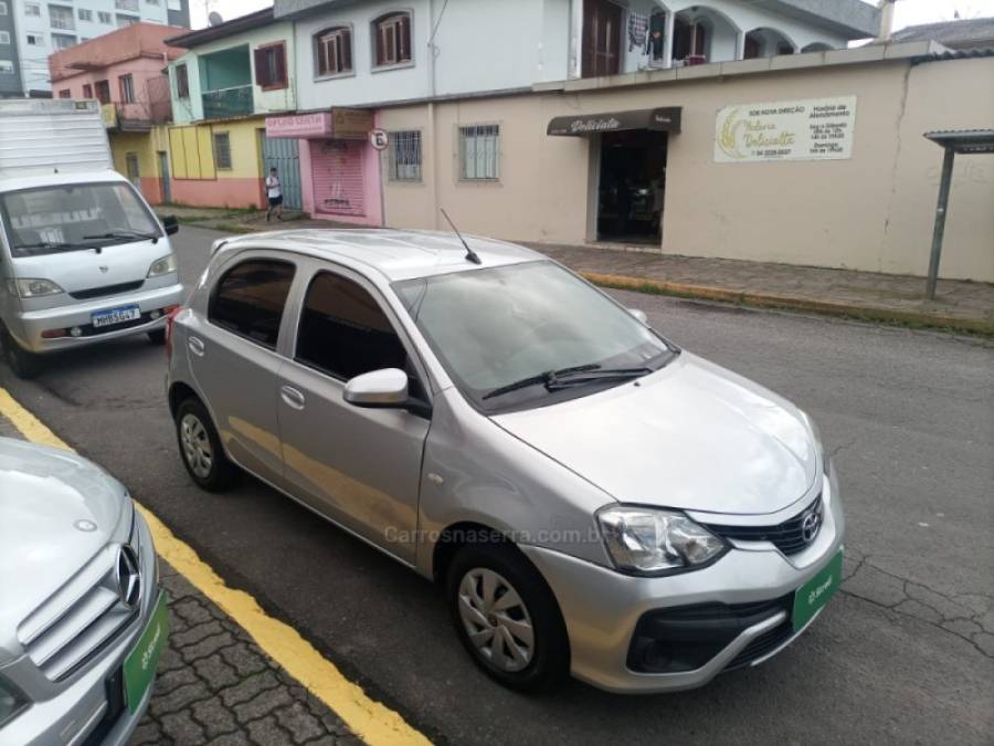 TOYOTA - ETIOS - 2017/2018 - Prata - R$ 53.900,00