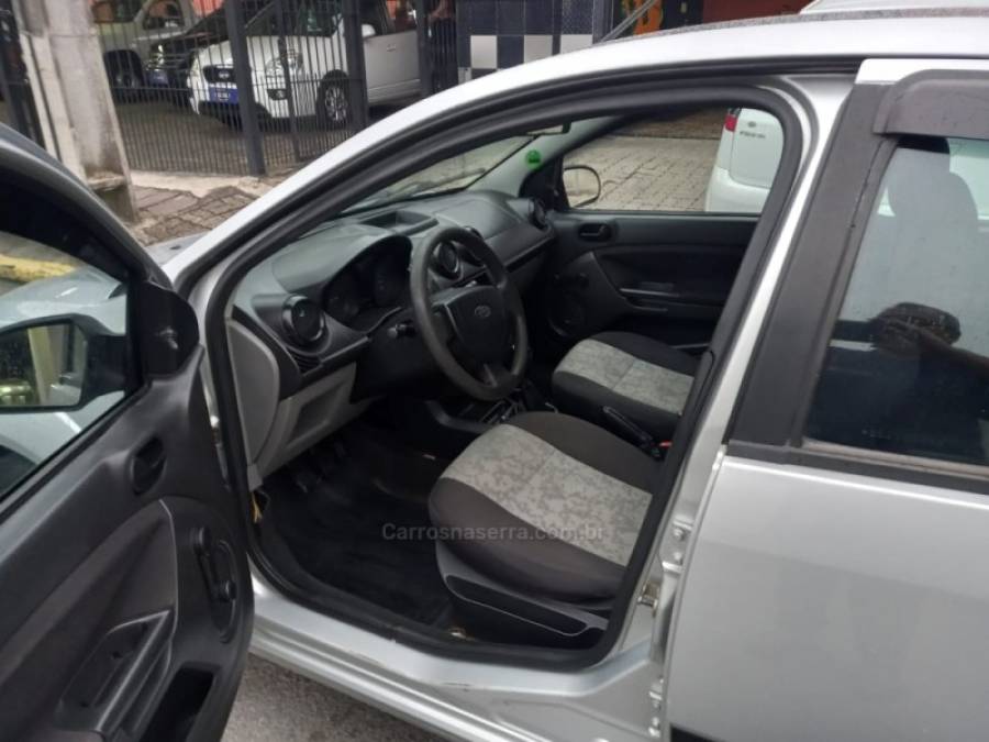 FORD - FIESTA - 2007/2008 - Prata - R$ 23.000,00